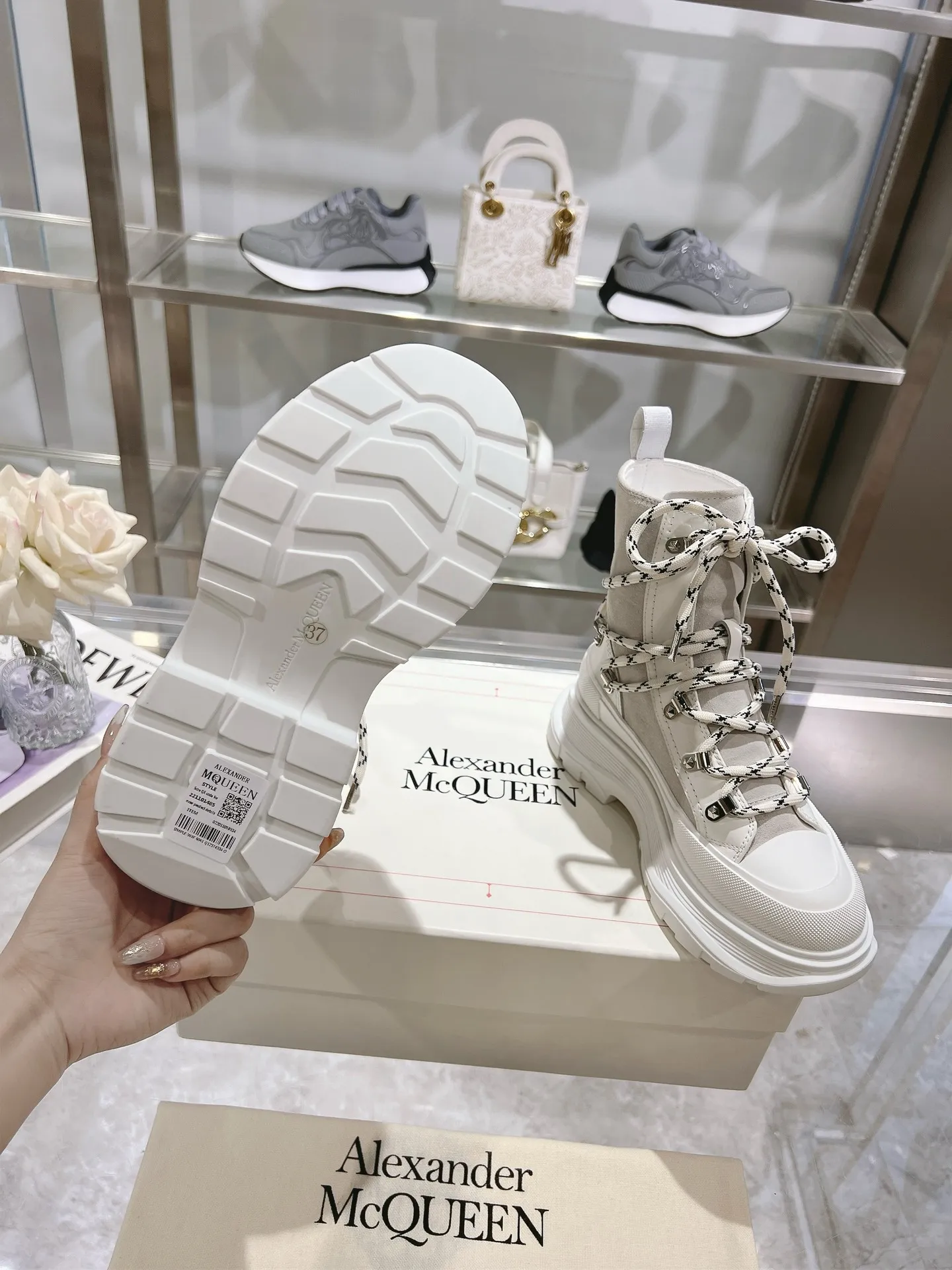 👟👟Ex-factory price 720👟👟 A lexander McQueen McQueen's latest thick-soled Martin boots, original 1:1 development, outsole original open-film TPU sole, fabric full-grain cowhide + high mercerized cowhide, lining sheepskin original hardware carabiner bottom height 5cm Size: #35-40 39-45